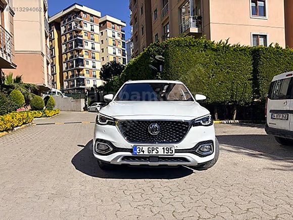 Akademisyenden MG HS 1.5 Luxury Panoromik Cam Tavan 2023 Model 