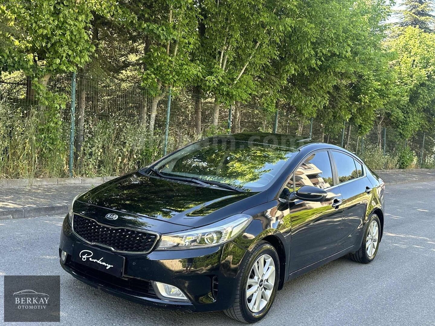 Galeriden Kia Cerato 1.6 CRDi Concept Plus 2017 Model İstanbul 184.000 km Siyah 1
