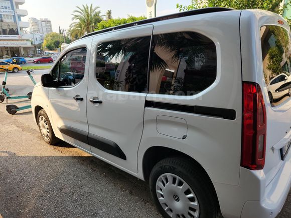DELUXE RENT A CAR'DAN 2025 OPEL COMBO - 1.5 DİZEL - ESSENTIAL - GENİŞ HACİM
