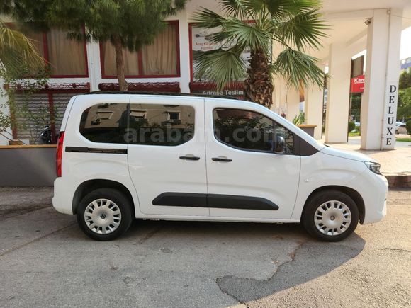 DELUXE RENT A CAR'DAN 2025 OPEL COMBO - 1.5 DİZEL - ESSENTIAL - GENİŞ HACİM