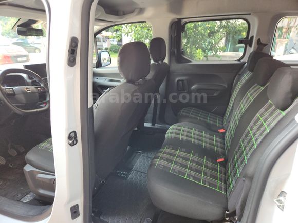 DELUXE RENT A CAR'DAN 2025 OPEL COMBO - 1.5 DİZEL - ESSENTIAL - GENİŞ HACİM