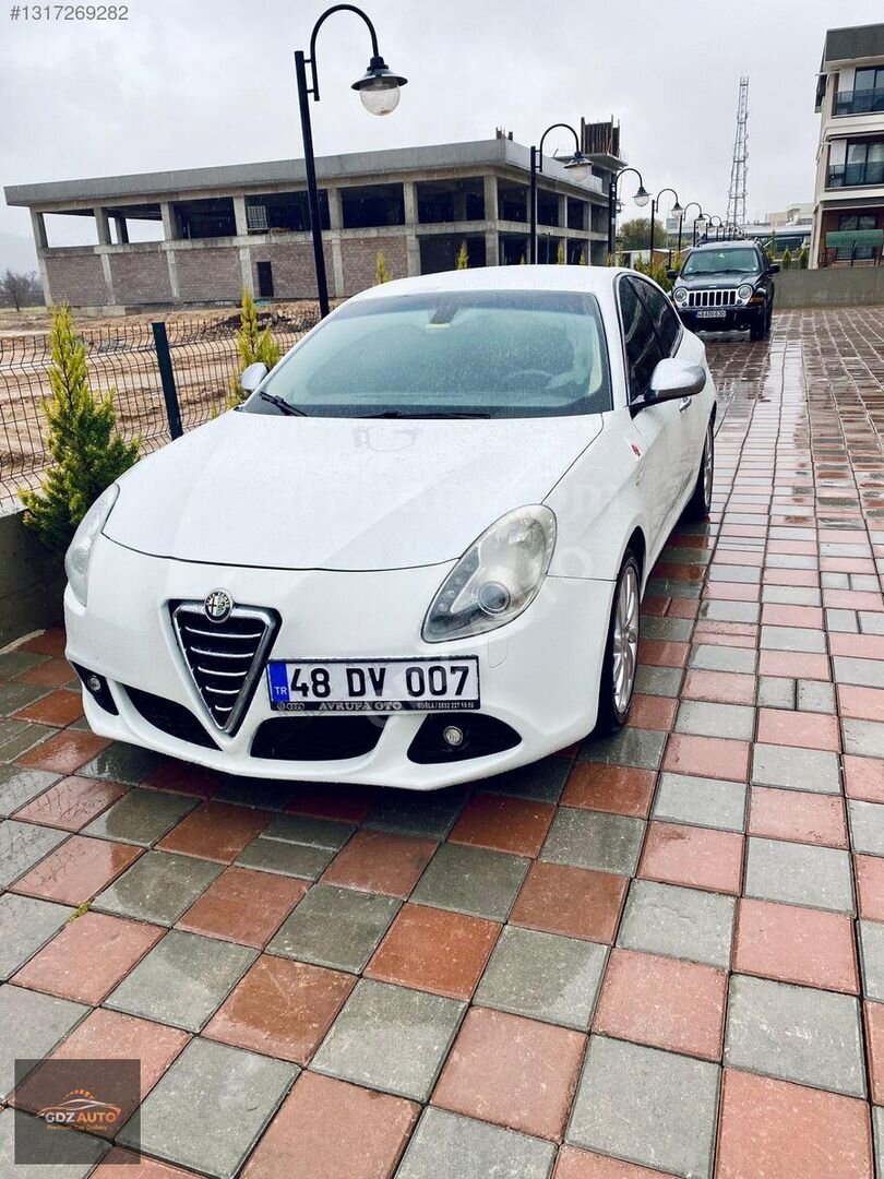Galeriden Alfa Romeo Giulietta 1.6 JTD Distinctive 2011 Model Elazığ 301.000 km Beyaz 1