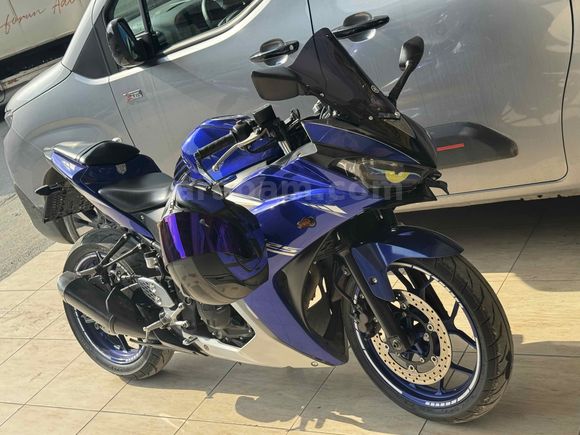 YAMAHA R25 MAVİ SAHNEDE