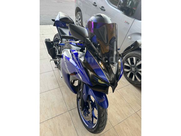 YAMAHA R25 MAVİ SAHNEDE