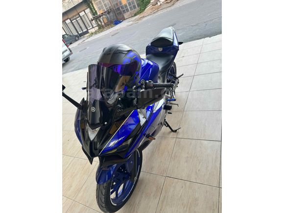 YAMAHA R25 MAVİ SAHNEDE