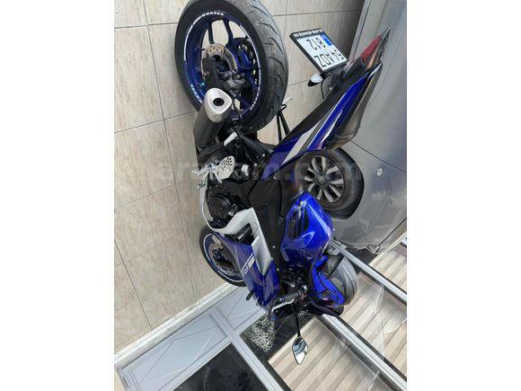 YAMAHA R25 MAVİ SAHNEDE
