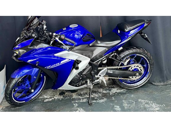 YAMAHA R25 MAVİ SAHNEDE