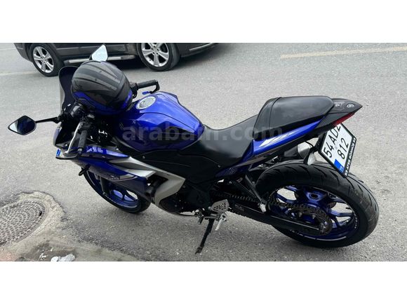 YAMAHA R25 MAVİ SAHNEDE
