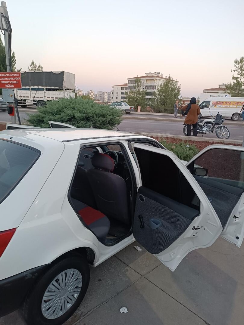 Sahibinden Ford Fiesta 1.25 Flair 1998 Model Gaziantep 88.000 km Beyaz 5
