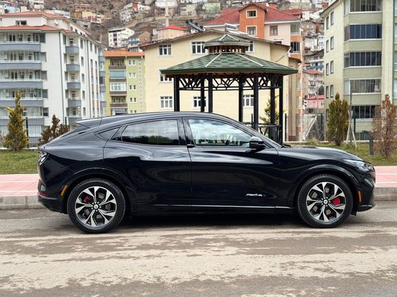 SEÇ MOTORS FARKIYLA 2022 FORD MUSTANG MACH - E 4*4 / UZUN MENZIL