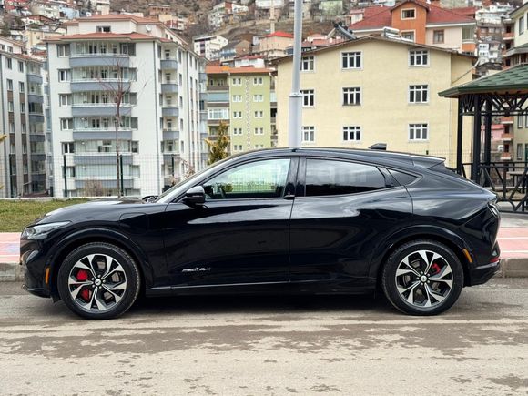 SEÇ MOTORS FARKIYLA 2022 FORD MUSTANG MACH - E 4*4 / UZUN MENZIL