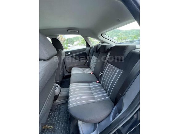 - 145 KM DE 2011 MODEL FORD FOCUS