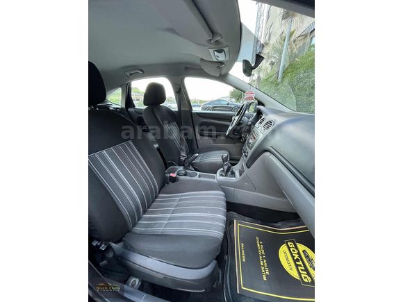 - 145 KM DE 2011 MODEL FORD FOCUS