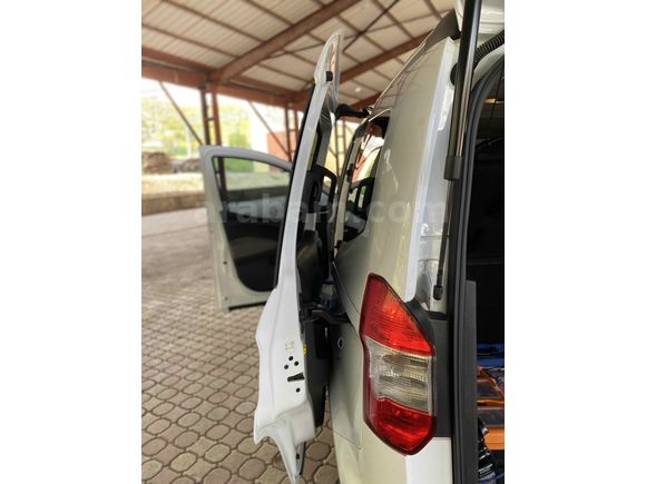 OTOMOBİL RUHSATLI 65 KM  DE HATSIZ BOAYSIZ Titanium Plus TUTULANI   