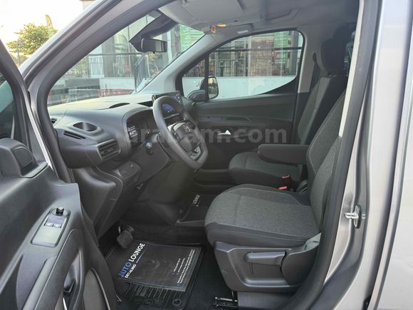 2025 OPEL COMBO 16 BİN KM TRAMERSİZ DEGİŞENSİZ BOYASIZ 132 HP