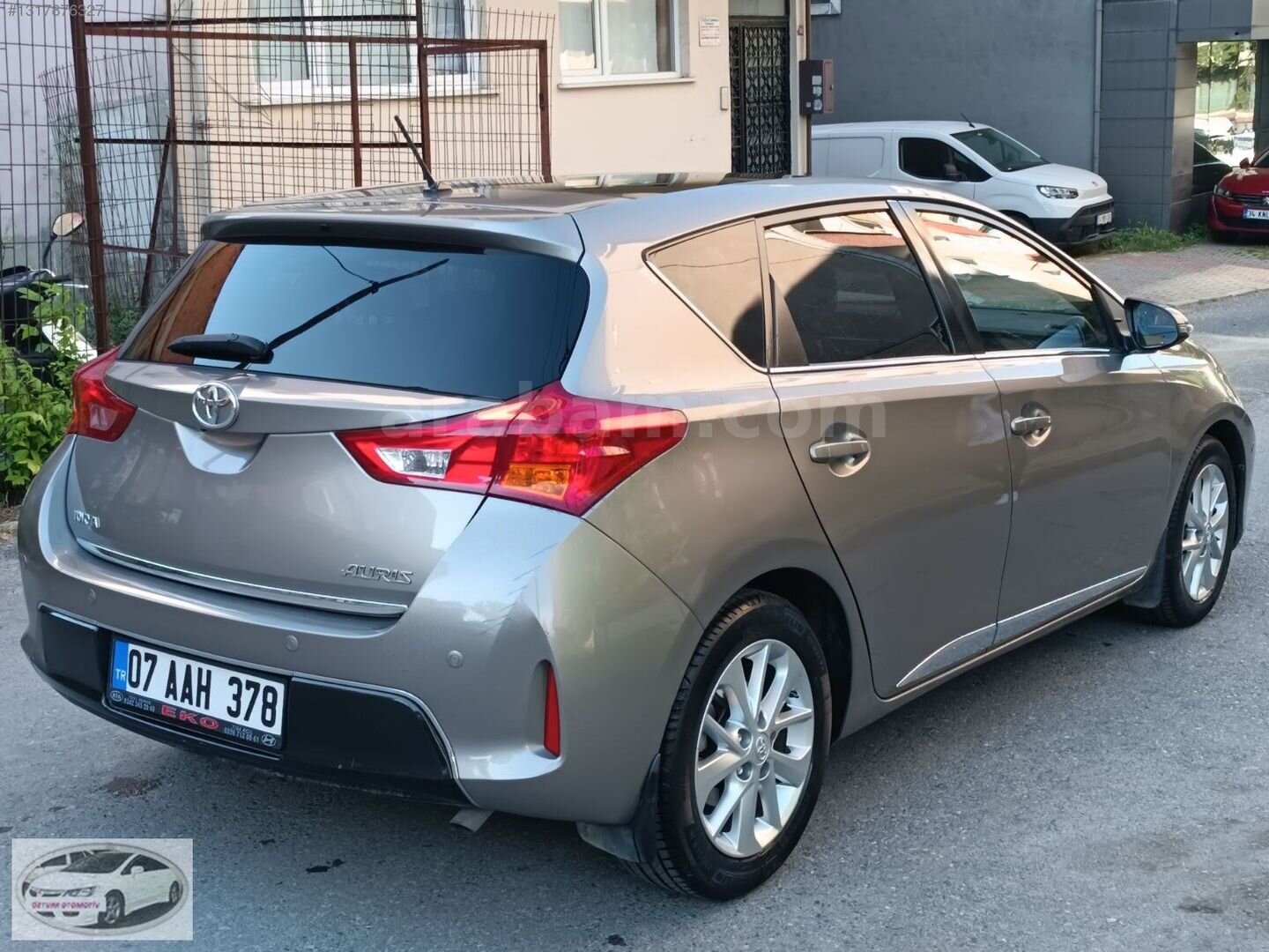 ÖZTÜRK AUTODAN BAKIMLI DÜŞÜK KMLİ OTOMATİK CAM TAVANLI AURİS 4