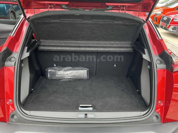 HATASIZ KIRMIZI 2025 model PEUGEOT 2008 GT
