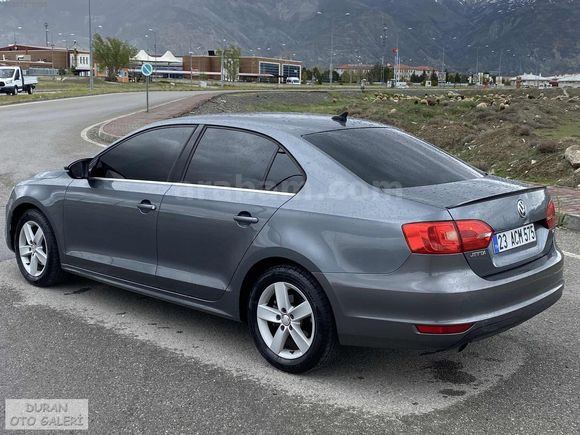 - 2011 Hatasız 200 Bin Km ' De - 1.6 TDİ 105 HP Highline Jetta -