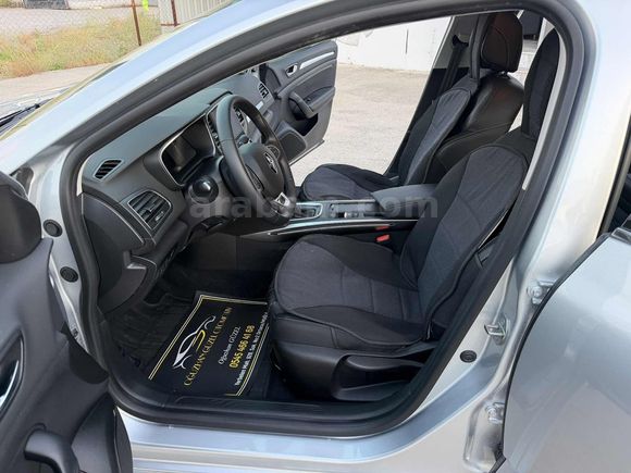 HATASIZ 2023 MEGANE 1.3 TCE İCON 6 BİN KM'de GARANTİLİ