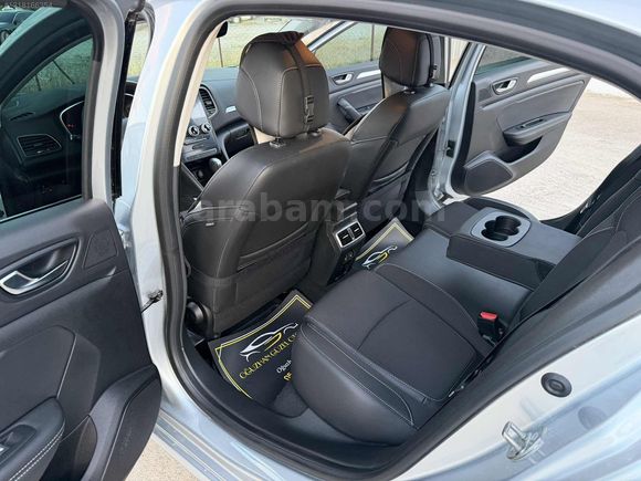 HATASIZ 2023 MEGANE 1.3 TCE İCON 6 BİN KM'de GARANTİLİ