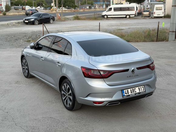 HATASIZ 2023 MEGANE 1.3 TCE İCON 6 BİN KM'de GARANTİLİ
