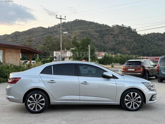 HATASIZ 2023 MEGANE 1.3 TCE İCON 6 BİN KM'de GARANTİLİ