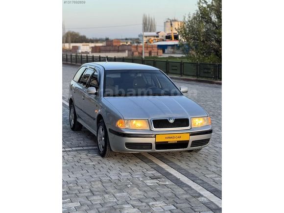 KIRMIZI CAR LOUNGE'DAN DEĞİŞENSİZ BAKIMLI SKODA