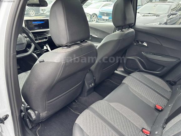 PEUGEOT 2008 2025_MODEL_CAM TAVAN_34BİNDE