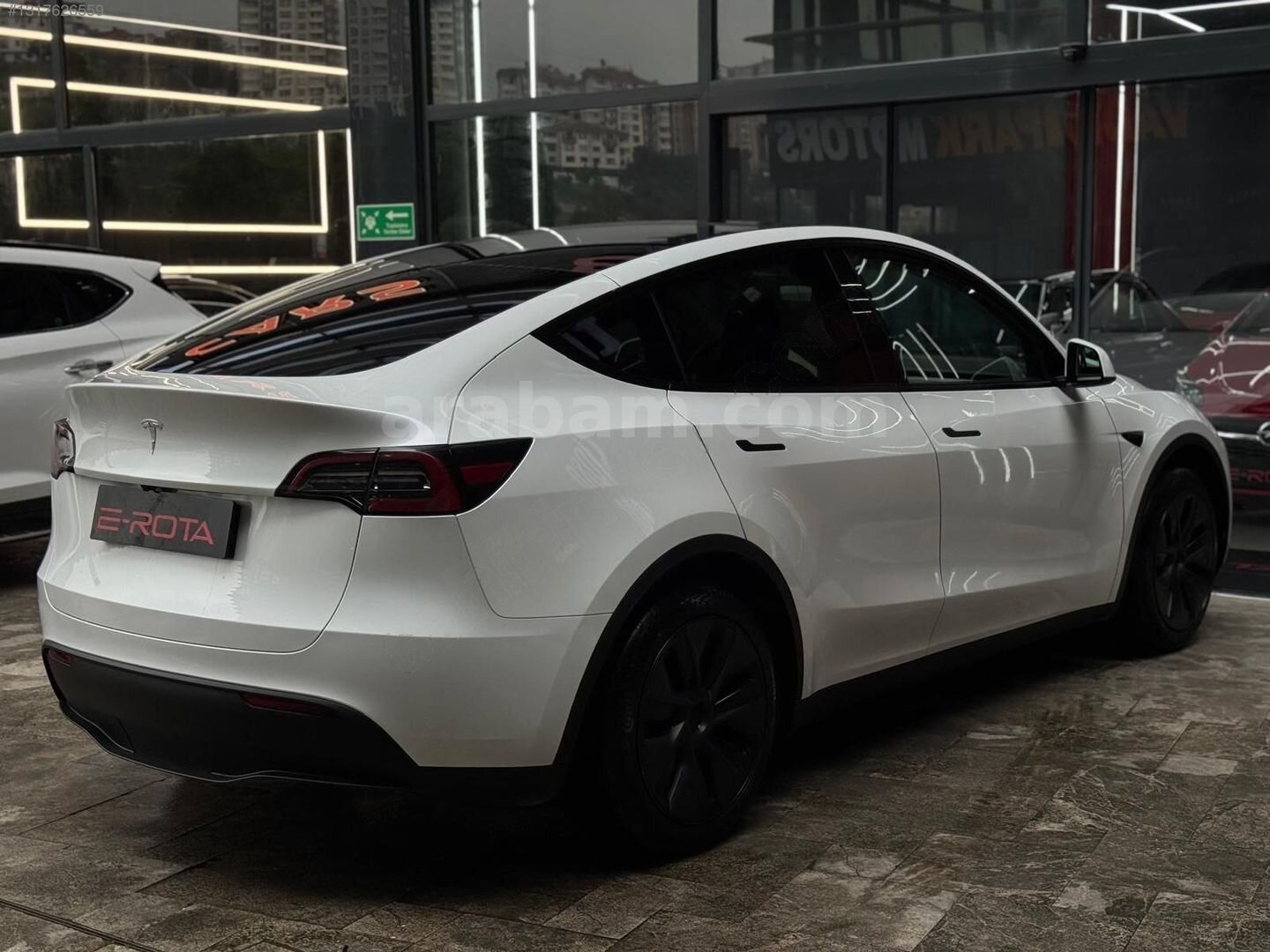 Galeriden Tesla Model Y Performance (Legacy) 2025 Model İstanbul 31.000 km Beyaz 7