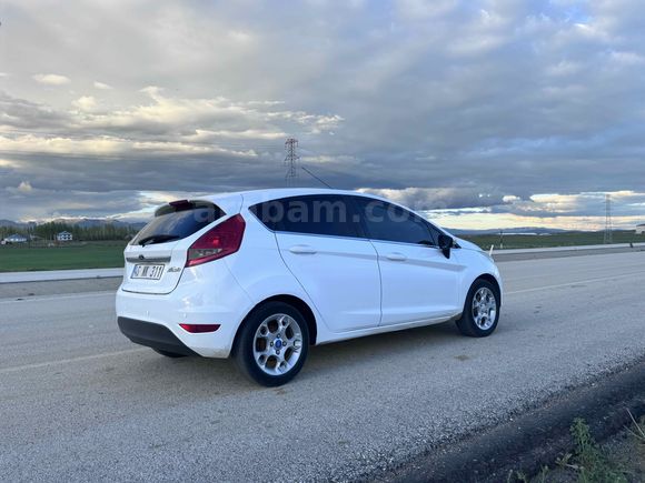 Sahibinden Ford Fiesta 1.4 TDCi Titanium 2012 Model  230.000 km Beyaz