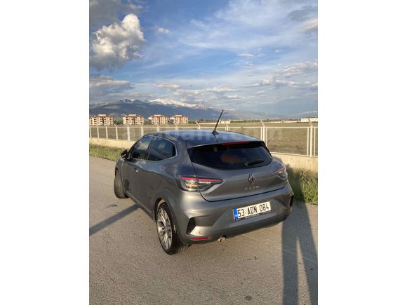 2023 MODEL CLİO 5,5
