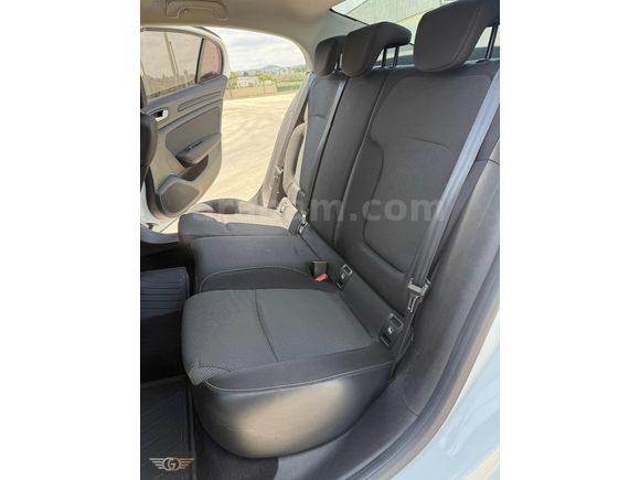 GÜVEN'DEN MEGANE 4 1.3 TCE OTOMATİK