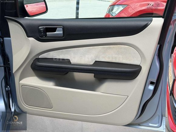 //188.000// KM FORD FOCUS 1.6 16V GHİA 115 HP EMSALSİZ