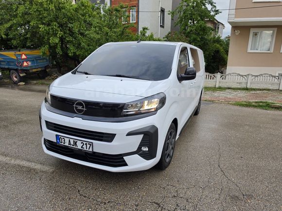 SIFIR gibi 2025 FULL 10 Kmde CİTYVAN 145 hp GARANTILİ vivaro