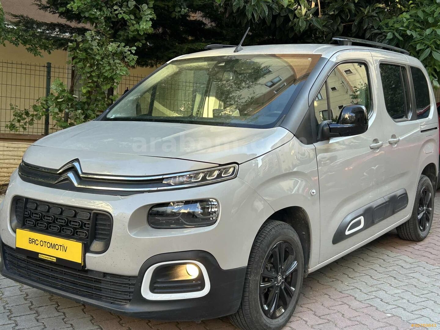 Galeriden Citroen Berlingo 1.5 BlueHDI Shine 2022 Model İstanbul 80.000 km Kahverengi 1