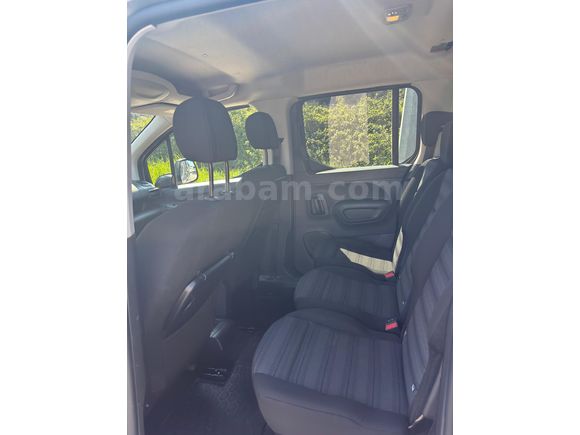 Sahibinden Opel Combo 1.5 CDTI Edition 2023 Model İstanbul 39.500 km Gri (Gümüş)