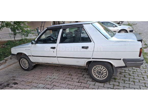 1992 model Renault Broadvay dosta gider çok temiz bir araç motoru komple kendim yaptırdım  . A'dan zeye değişen yok Boya yok darbe yok hasar kaydi tok