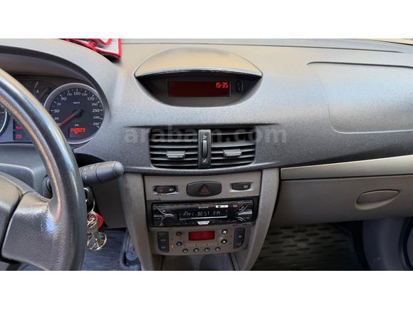 Sahibinden Renault Symbol 1.4 Expression Plus 2011 Model  143.000 km Kırmızı
