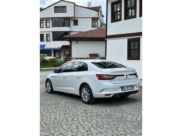 2018 HATASIZ BOYASIZ 
MEGANE DİZEL OTOMATİK 
