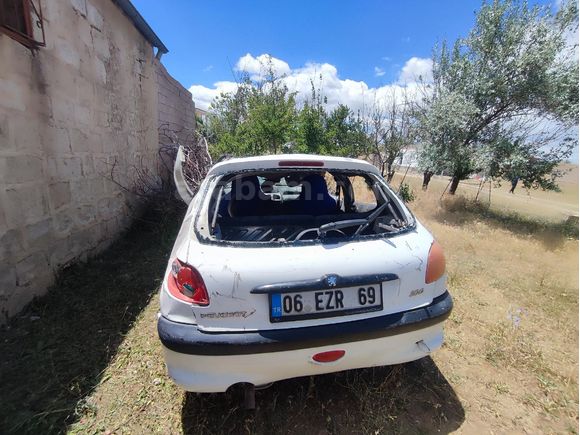 Sahibinden Peugeot 206 1.6 XT 2000 Model  315.000 km Beyaz