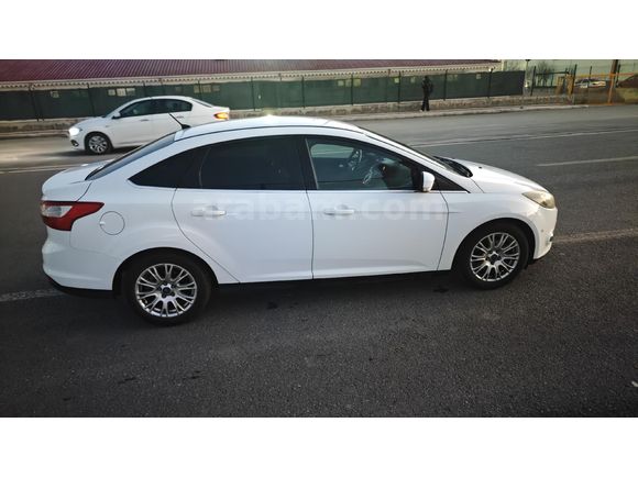 Sahibinden Ford Focus 1.0 GTDi titanyum 2012 Model  182.000 km Beyaz