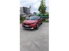 2025 çkışlı, full opsiyon, 54kwh, 115 kw, ısı pompalı max paket. Cam, tavan, Alkantra kumaş, Çift renk, Kış paketli.