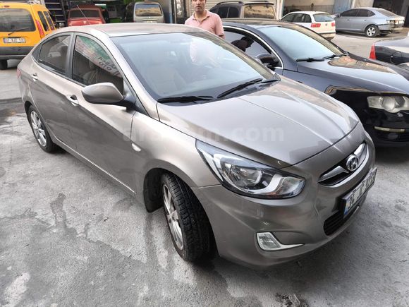 Sahibinden Hyundai Accent Blue 1.4 D-CVVT Mode Plus 2013 Model 2014 trafiğe çıkışlı İstanbul 135.500 km Kahverengi