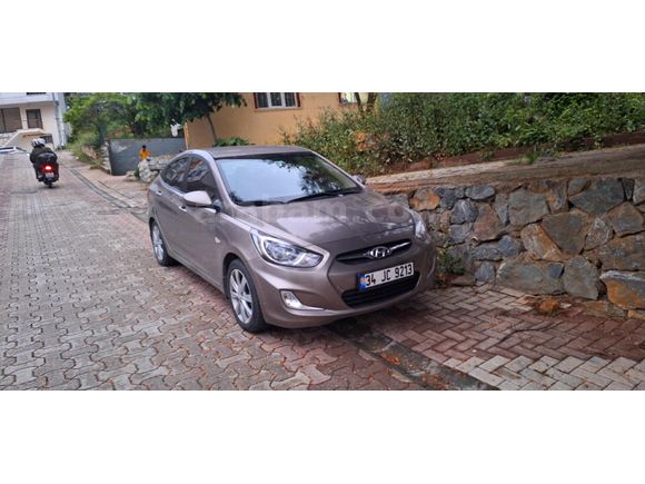 Sahibinden Hyundai Accent Blue 1.4 D-CVVT Mode Plus 2013 Model 2014 trafiğe çıkışlı İstanbul 135.500 km Kahverengi