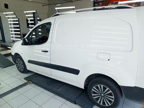 Sahibinden Peugeot Partner 1.6 HDI Comfort Pack 2015 Model  208.000 km Beyaz
