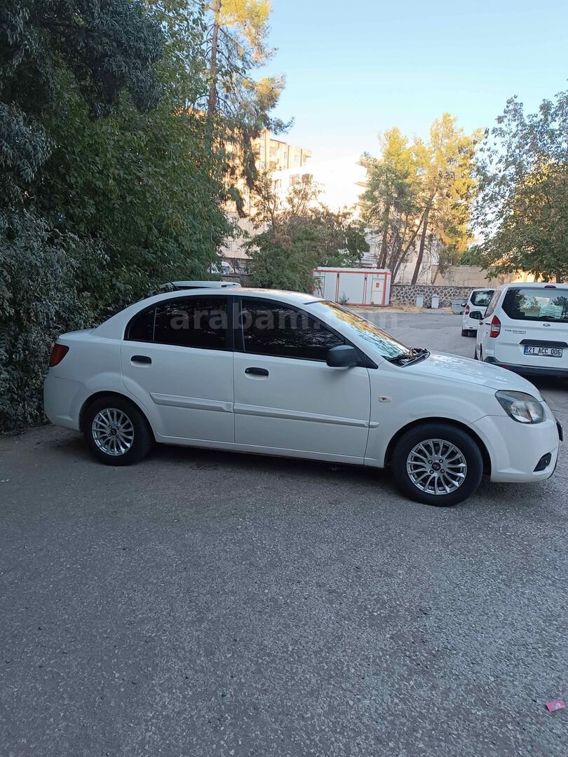 Sahibinden Kia Rio 1.4 GSL Trend 2011 Model Diyarbakır 256.000 km Beyaz 3