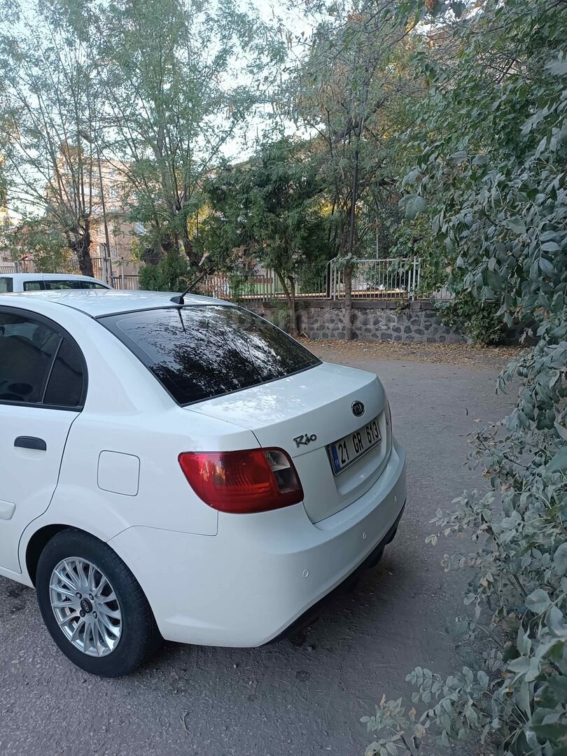 Sahibinden Kia Rio 1.4 GSL Trend 2011 Model Diyarbakır 256.000 km Beyaz 5