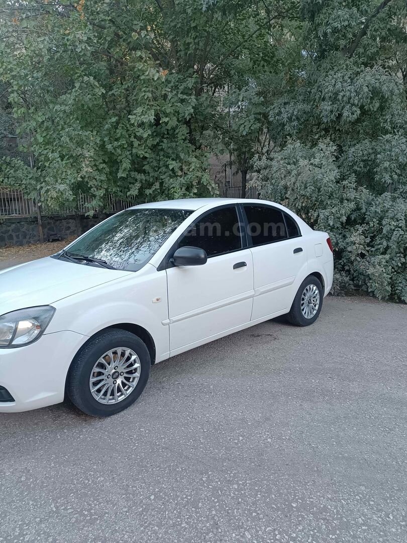 Sahibinden Kia Rio 1.4 GSL Trend 2011 Model Diyarbakır 256.000 km Beyaz 4