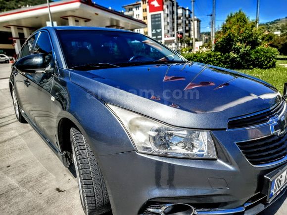 Sahibinden Chevrolet Cruze 1.6 Sport  otamatik vites 2012 model olup 2013 çıkışlıdır i