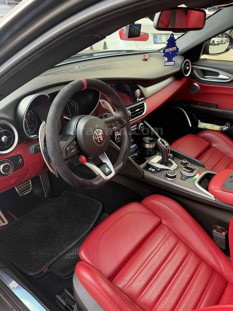 Sahibinden Alfa Romeo Giulia 2.0 T Veloce 2022 Model Ankara 18.000 km Füme 4